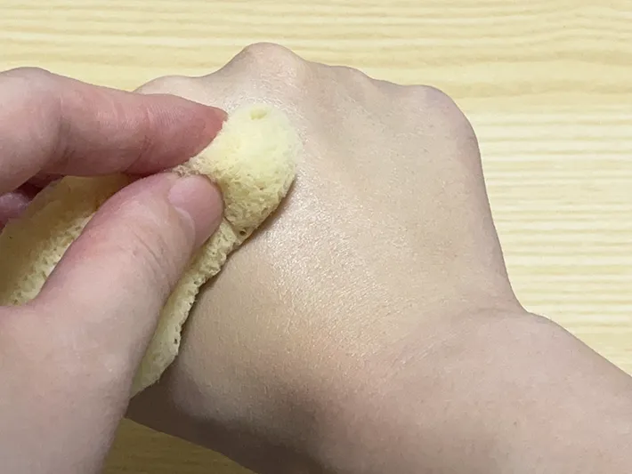 ファンデーションを塗る写真（撮影：grape編集部）