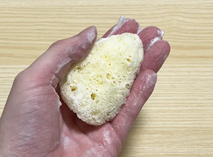 泡立てた『天然海綿スポンジM』の写真（撮影：grape編集部）