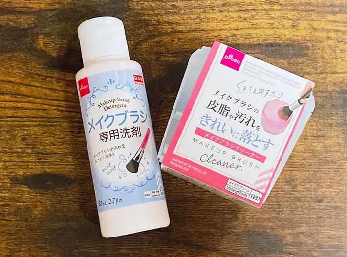 『メイクブラシクリーナー』と『メイクブラシ専用洗剤』の写真（撮影：grape編集部）