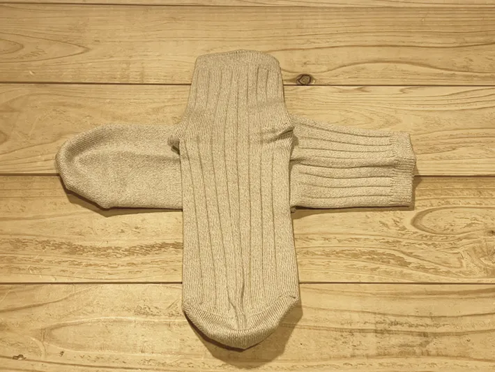 뒤꿈치가 가운데 오도록 살짝 접는다.