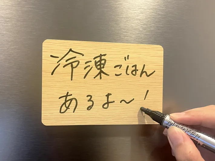 ダイソー『木目調ホワイトボード（長方形）』の写真（撮影：grape編集部）