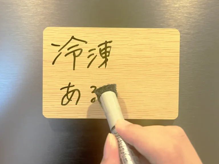 ダイソー『木目調ホワイトボード(長方形)』の写真(撮影:grape編集部)