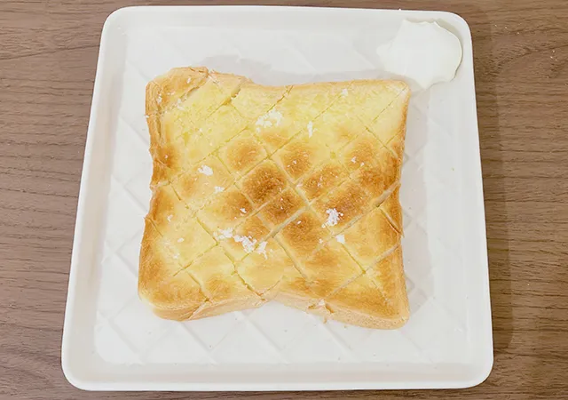 トーストとクリーム（撮影：grape編集部）