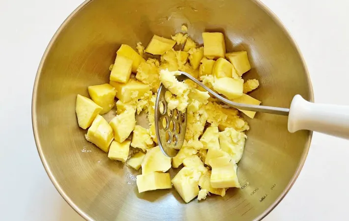 『サツマイモマッシュ』を作る写真（撮影：エニママ）