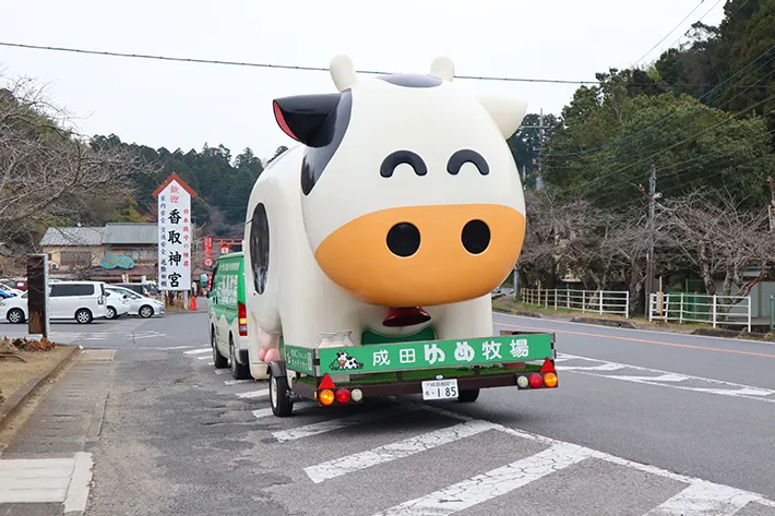 牛型キッチンカーの写真（提供：成田ゆめ牧場）