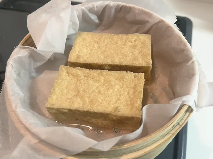 せいろで蒸した厚揚げの写真（撮影：grape編集部）