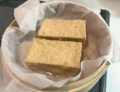 せいろで蒸した厚揚げの写真（撮影：grapeフード編集部）