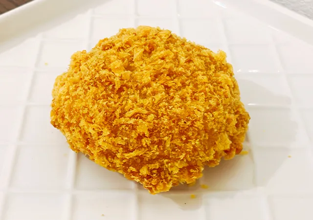 『とろっとあふれるチーズコロッケ』（撮影：grape編集部）