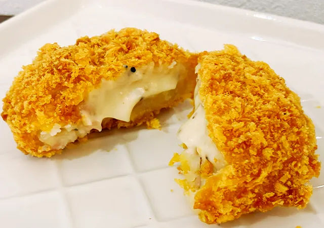 『とろっとあふれるチーズコロッケ』（撮影：grape編集部）