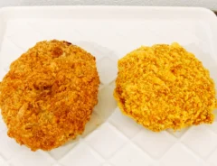 『北海道産じゃがいもの牛肉コロッケ』と『とろっとあふれるチーズコロッケ』（撮影：grape編集部）