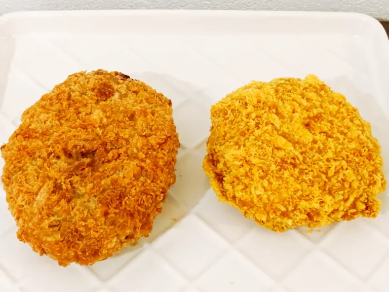 『北海道産じゃがいもの牛肉コロッケ』と『とろっとあふれるチーズコロッケ』(撮影:grape編集部)