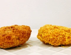 『北海道産じゃがいもの牛肉コロッケ』と『とろっとあふれるチーズコロッケ』（撮影：grape編集部）