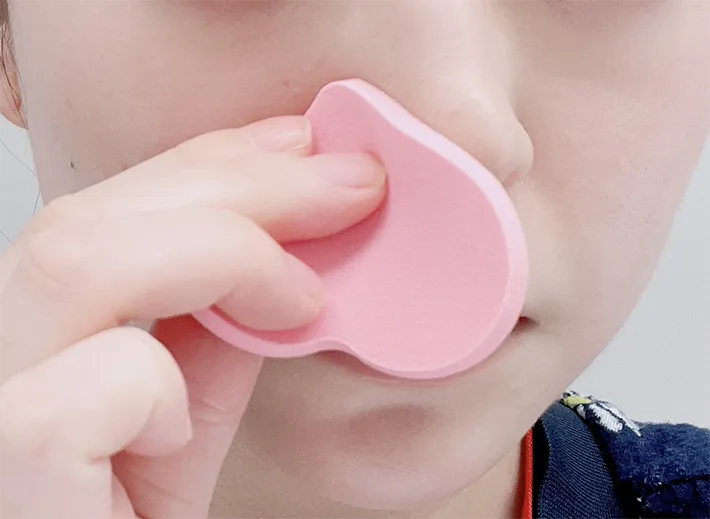 鼻にスポンジを当てる写真（撮影：grape編集部）