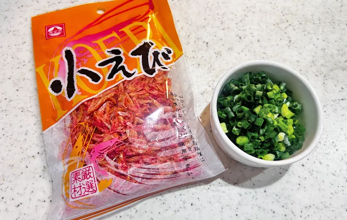 『桜エビとネギの玉子焼き』の材料写真（撮影：エニママ）