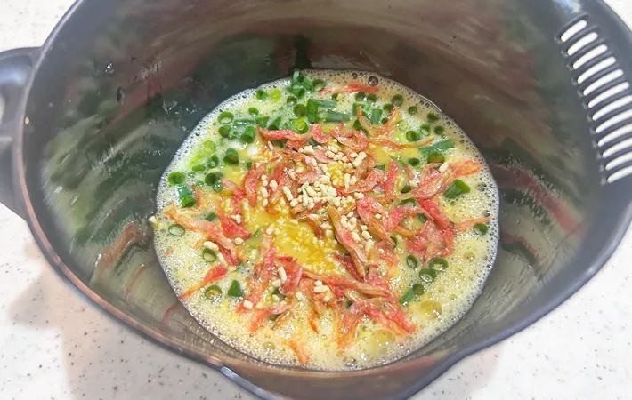 『桜エビとネギの玉子焼き』を作る写真（撮影：エニママ）