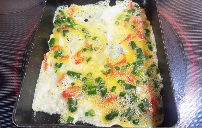 『桜エビとネギの玉子焼き』を作る写真（撮影：エニママ）