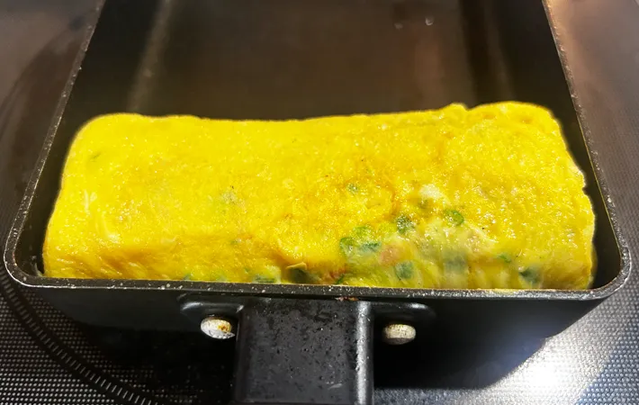 『桜エビとネギの玉子焼き』を作る写真（撮影：エニママ）