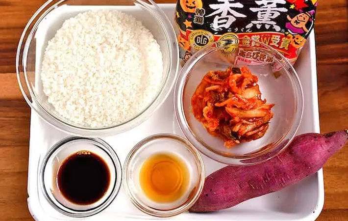 『サツマイモとウインナーとキムチの炊き込みご飯』の材料写真（撮影：小泉明代）
