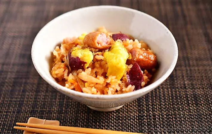 『サツマイモとウインナーとキムチの炊き込みご飯』の完成写真（撮影：小泉明代）