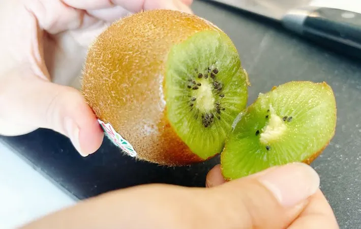 キウイフルーツを切った写真（撮影：キジカク）