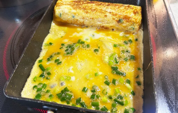 『すき焼のたれで作る卵焼き』を作る写真（撮影：エニママ）