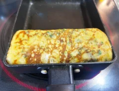 『すき焼のたれで作る卵焼き』を作る写真（撮影：エニママ）