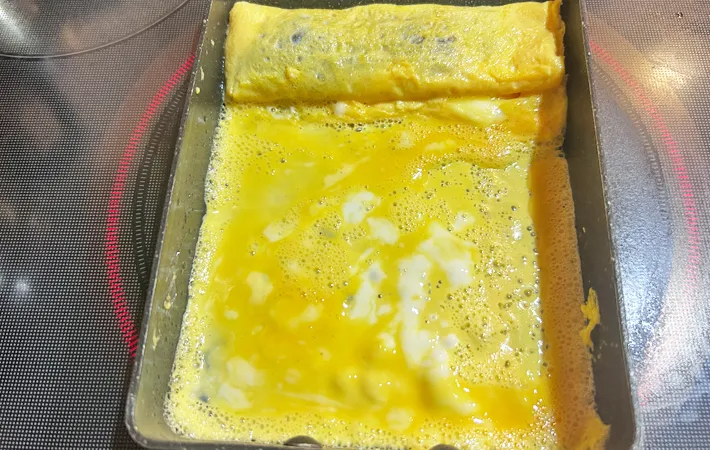 『海苔の佃煮とチーズの玉子焼き』を作る写真（撮影：エニママ）