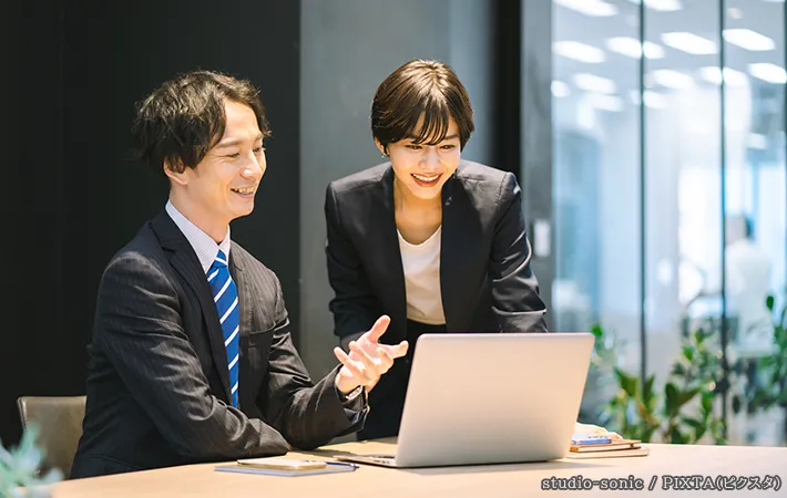 仕事をする男性と女性の写真