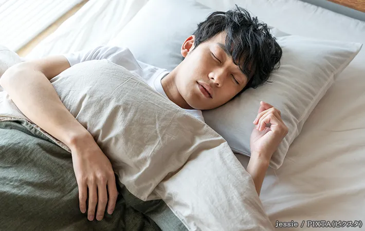 寝ている男性の写真