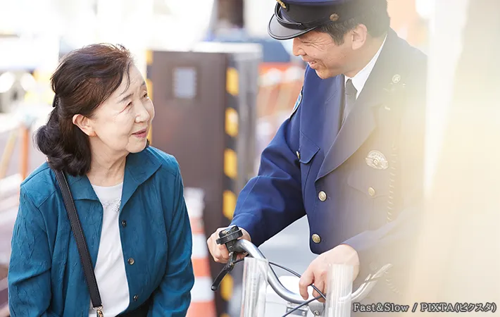 警察官とおばあさんの写真