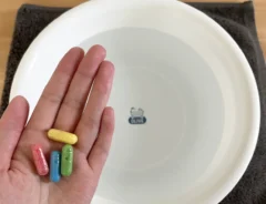 ダイソー『水で変身！魔法のカプセル』の写真（撮影：grape編集部）