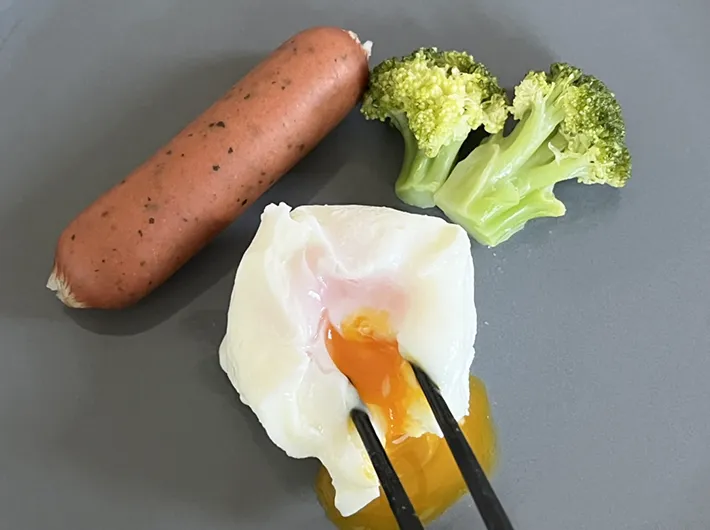ポーチドエッグ作りの手順写真（撮影：grape編集部）