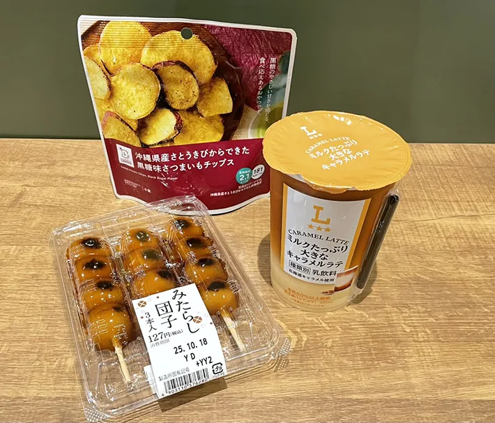 キャラメルラテ、サツマイモチップス、みたらし団子の写真（撮影：grape編集部）