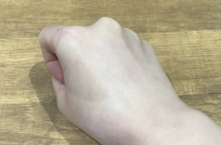 化粧下地を塗った手の甲（撮影：grape編集部）