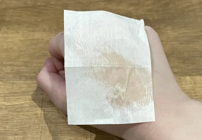 『紙おしろい』を当てた手の甲（撮影：grape編集部）
