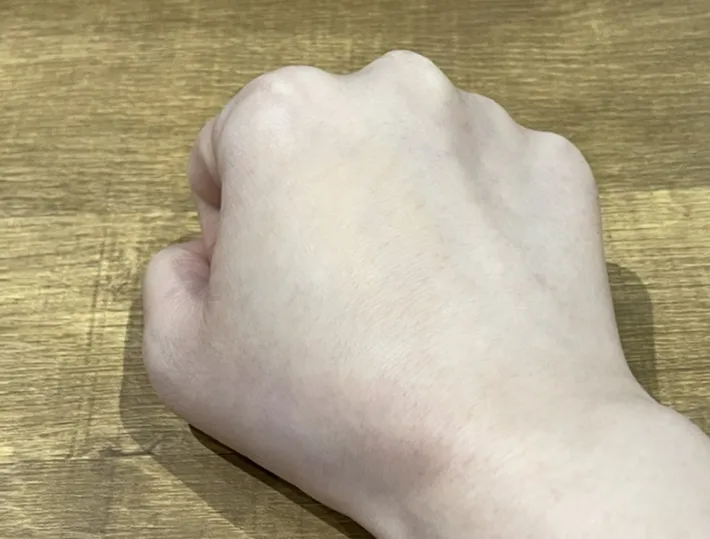 サラサラになった手の甲の写真（撮影：grape編集部）