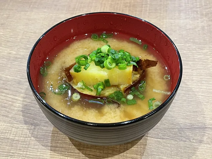 焼き芋入りみそしるの写真（撮影：grape編集部）