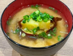 味噌汁の写真（撮影：grape編集部）