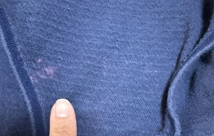 赤変色した黒い服の写真（撮影：Heulie）