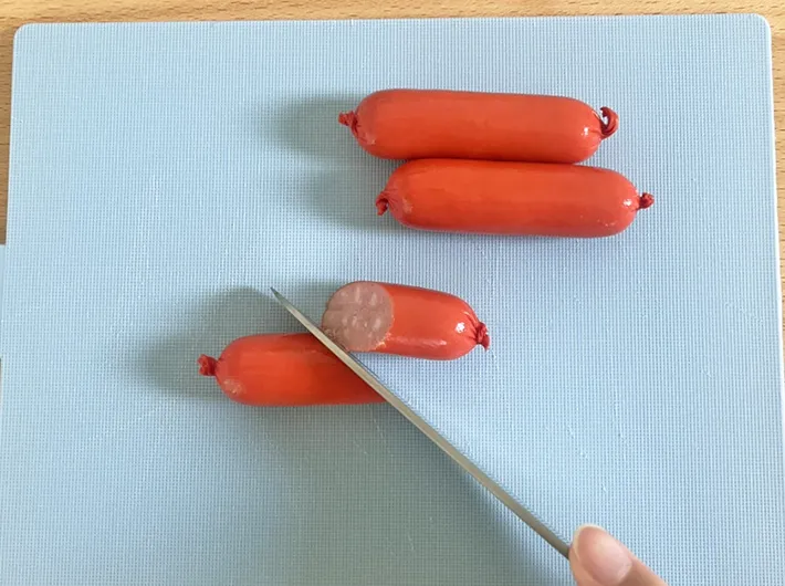 斜めにカットしたウインナーの写真（撮影：grape編集部）