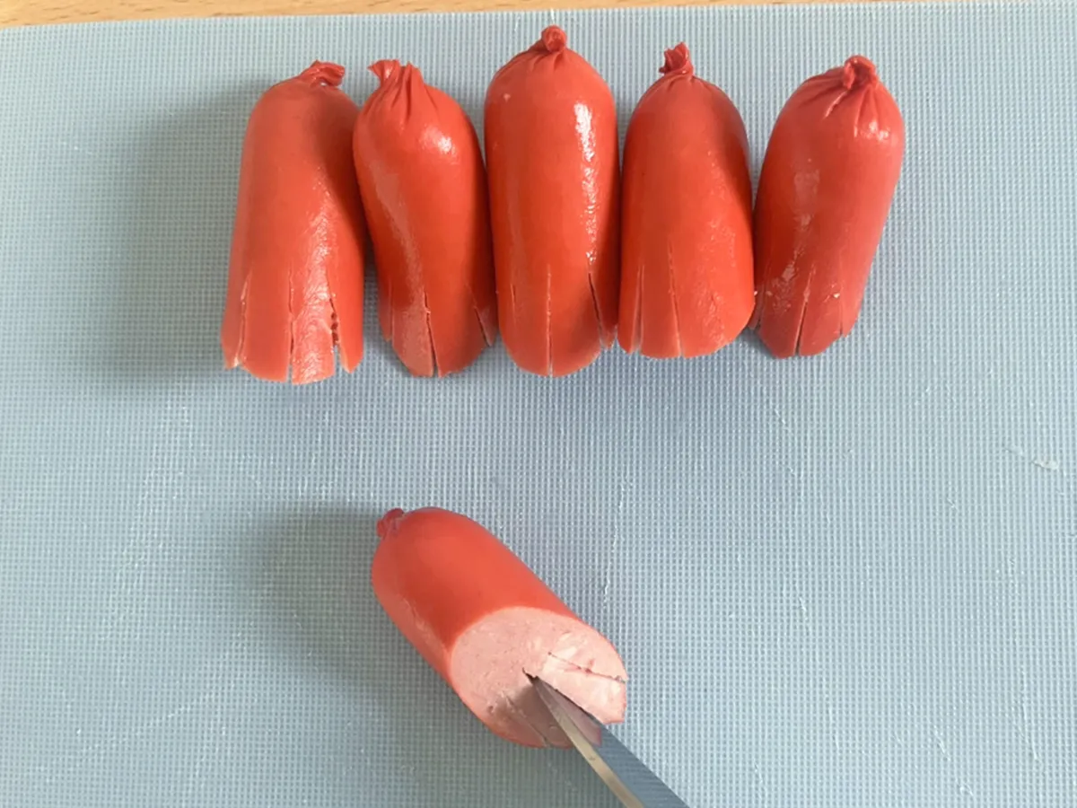 切り込みをいれたウインナーの写真（撮影：grape編集部）