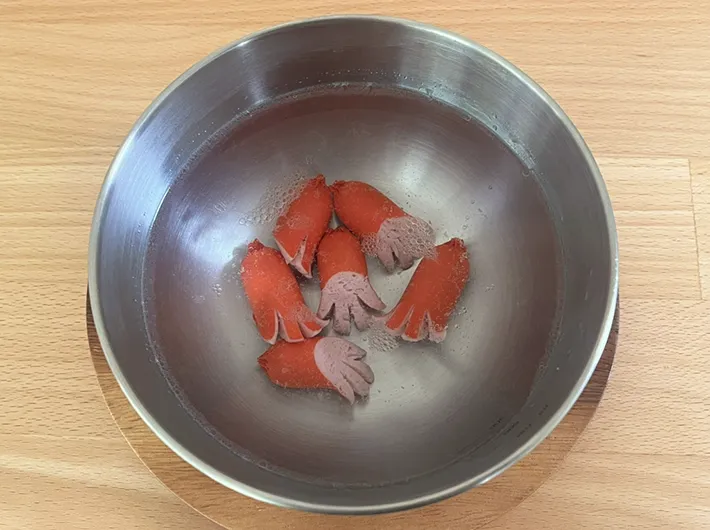 熱湯に浸けたウインナーの写真（撮影：grape編集部）