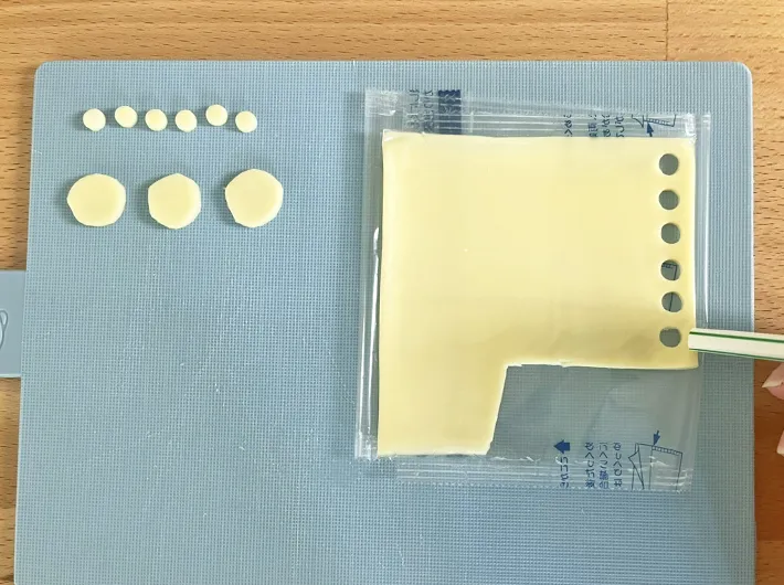 丸くカットしたチーズの写真（撮影：grape編集部）