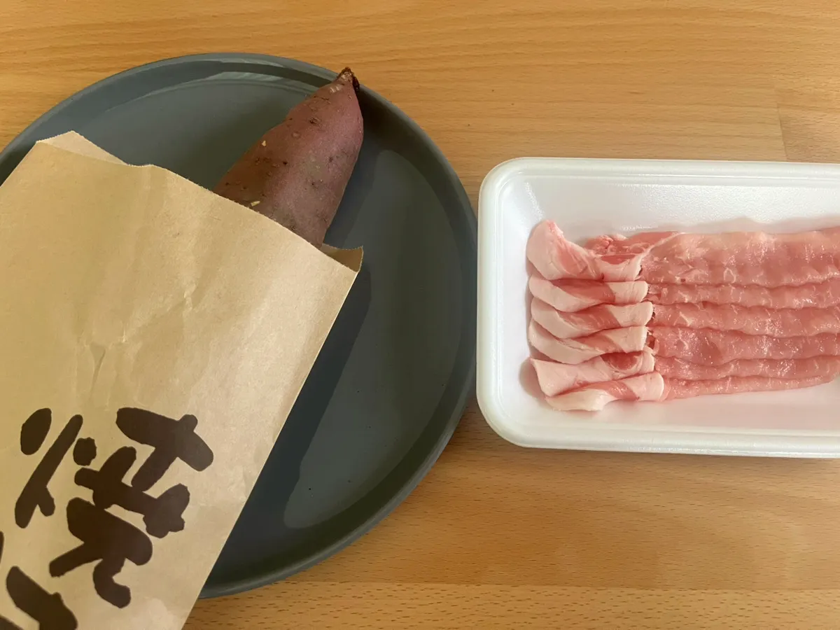 焼き芋と豚肉の写真（撮影：grape編集部）