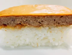 チーズハンバーグ寿司（撮影：grape編集部）
