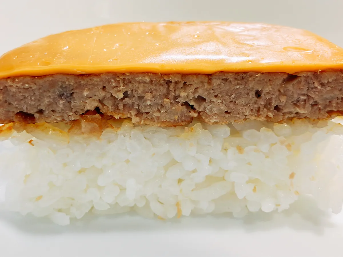 チーズハンバーグ寿司（撮影：grape編集部）