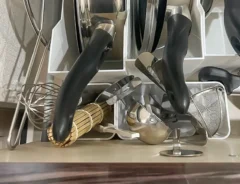 たまにしか使わない調理器具の収納写真（撮影：Classy Life）