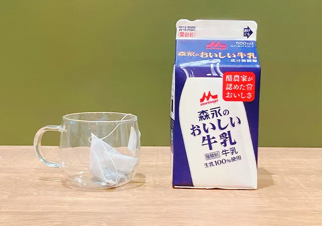 ティーバッグと牛乳（撮影：grape編集部）
