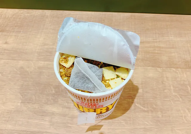 ティーバッグとカップ麺（撮影：grape編集部）