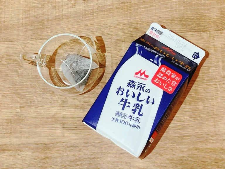 ティーバッグと牛乳(撮影:grape編集部)